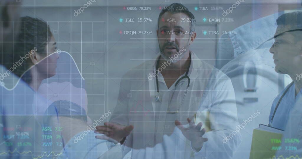 Teammitglied mit Klemmbrett im Wald